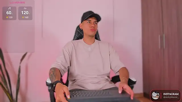 Nickyblazze  online show from November 11, 2025, 1:33 pm