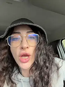 nikkaanderic online show from March 31, 2026, 1:11 pm