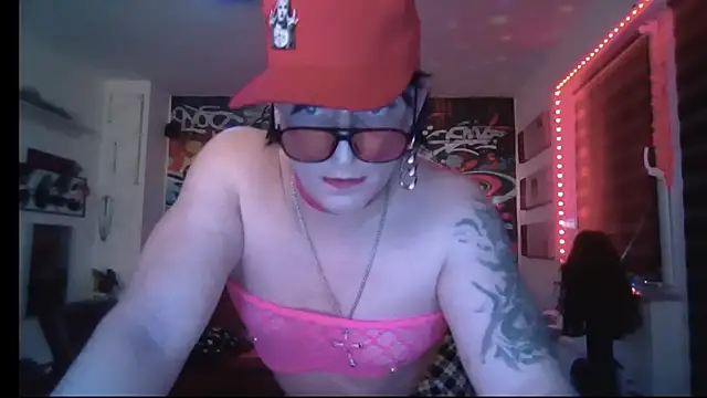hellgirl1980 online show from May 18, 2026, 12:29 am