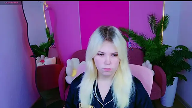 Snapshot of EmillyRogers chatting on October 19, 2025, 5:19 am EmillyRogers online show from October 19, 2025, 5:19 am