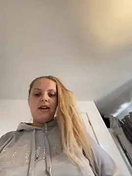 Snapshot of Dolliejayxx chatting on November 19, 2025, 12:27 pm Dolliejayxx online show from November 19, 2025, 12:27 pm