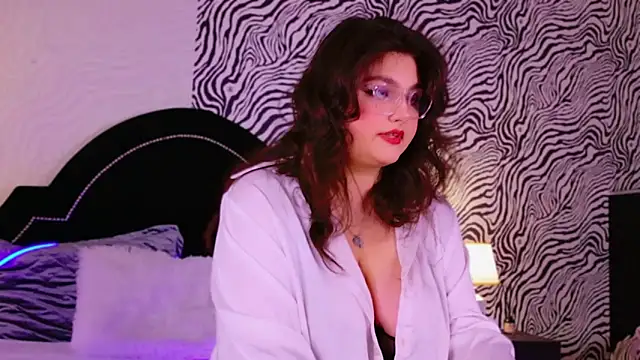 UR BELLA online show from November 6, 2025, 1:45 pm