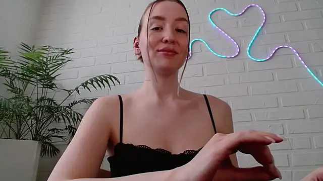 Snapshot of WhitePrincessLuna chatting on March 10, 2026, 1:05 pm WhitePrincessLuna online show from March 10, 2026, 1:05 pm