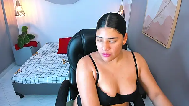 Mia hills  online show from September 10, 2025, 3:28 am