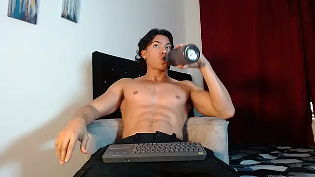 adriel escalante online show from December 5, 2025, 3:15 am