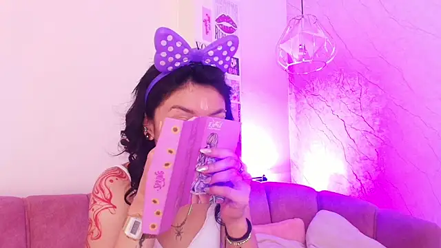 Snapshot of april_bennett chatting on October 27, 2025, 12:31 pm april bennett online show from October 27, 2025, 12:31 pm