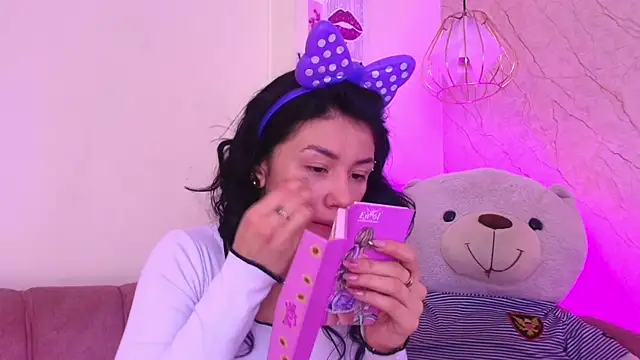 april bennett online show from November 19, 2025, 12:16 pm