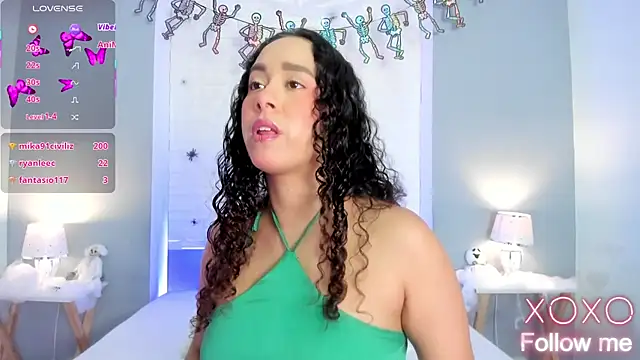 EverlyMooree online show from October 28, 2025, 4:16 am