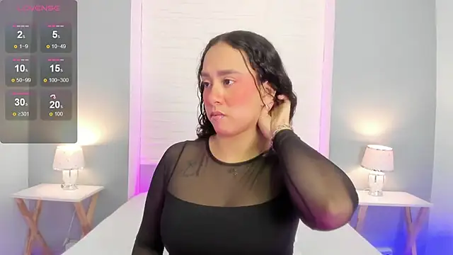 EverlyMooree online show from November 12, 2025, 4:13 am