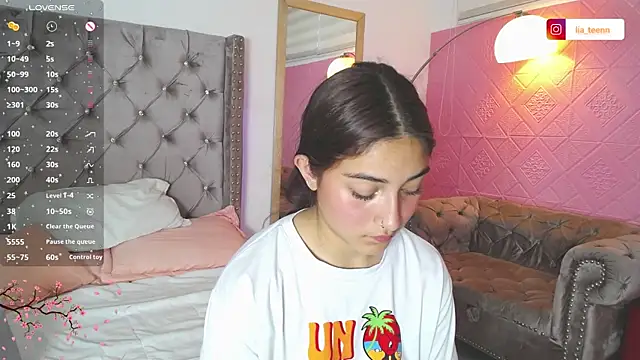 Lia Teen online show from November 7, 2025, 8:20 pm