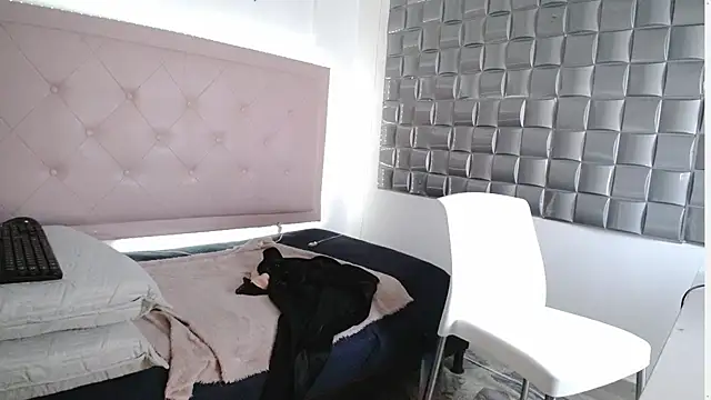 Dulce  Lovee online show from October 7, 2025, 11:29 am