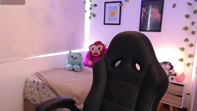 MarilynWhite  online show from September 27, 2025, 4:45 pm