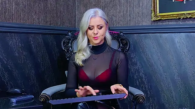 Snapshot of TiffanySia chatting on October 24, 2025, 4:31 am TiffanySia online show from October 24, 2025, 4:31 am