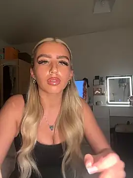 Snapshot of BlondeBetty chatting on November 13, 2025, 5:01 pm BlondeBetty online show from November 13, 2025, 5:01 pm