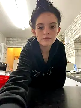 Camwithchlox online show from November 11, 2025, 10:32 pm