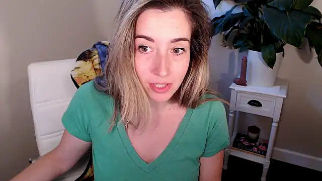 Snapshot of SuggestiveBehavior chatting on October 10, 2025, 12:59 pm SuggestiveBehavior online show from October 10, 2025, 12:59 pm