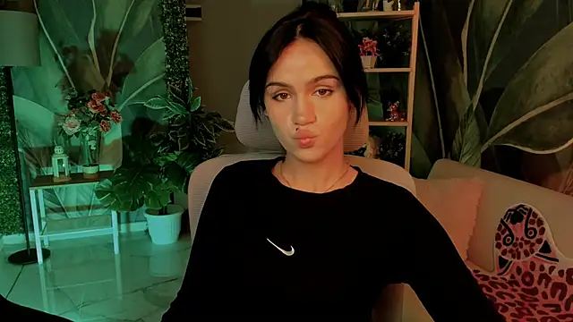 Snapshot of MonicaFarmer chatting on September 17, 2025, 9:27 pm MonicaFarmer online show from September 17, 2025, 9:27 pm