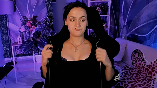 Snapshot of MonicaFarmer chatting on September 19, 2025, 5:24 pm MonicaFarmer online show from September 19, 2025, 5:24 pm