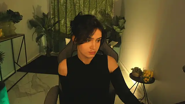 Snapshot of MonicaFarmer chatting on October 3, 2025, 8:39 pm MonicaFarmer online show from October 3, 2025, 8:39 pm