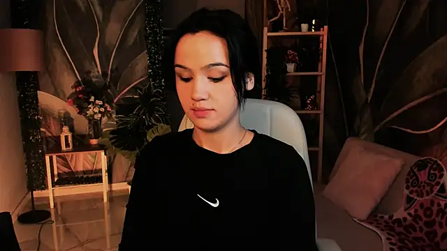 Snapshot of MonicaFarmer chatting on October 6, 2025, 5:32 pm MonicaFarmer online show from October 6, 2025, 5:32 pm