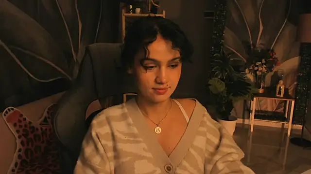 Snapshot of MonicaFarmer chatting on October 8, 2025, 6:05 pm MonicaFarmer online show from October 8, 2025, 6:05 pm