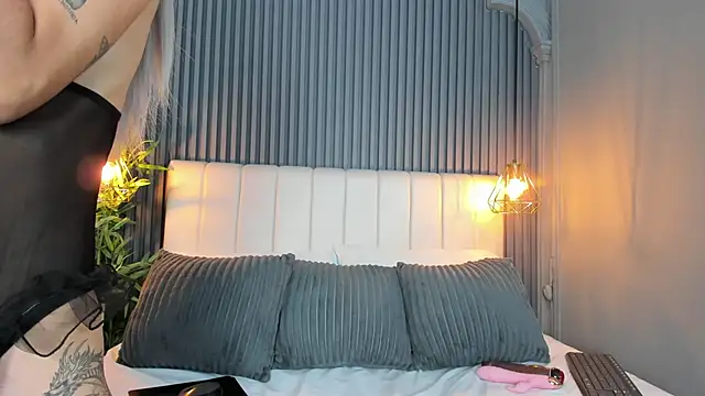 Snapshot of LunaBloomn chatting on October 8, 2025, 5:54 pm LunaBloomn online show from October 8, 2025, 5:54 pm