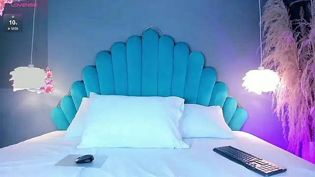 Snapshot of LunaBloomn chatting on October 11, 2025, 5:33 pm LunaBloomn online show from October 11, 2025, 5:33 pm