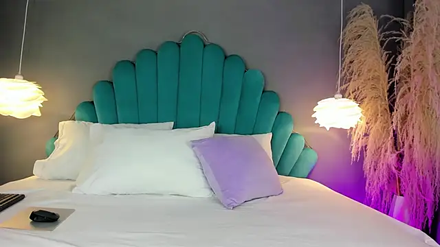 Snapshot of LunaBloomn chatting on October 20, 2025, 5:02 pm LunaBloomn online show from October 20, 2025, 5:02 pm