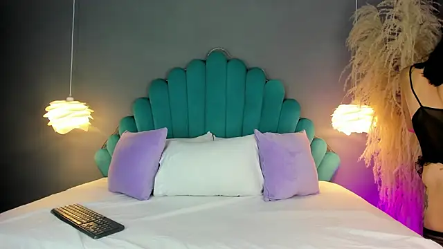 Snapshot of LunaBloomn chatting on October 24, 2025, 5:09 pm LunaBloomn online show from October 24, 2025, 5:09 pm