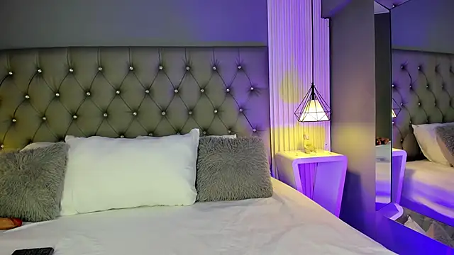 LunaBloomn online show from December 5, 2025, 4:47 pm