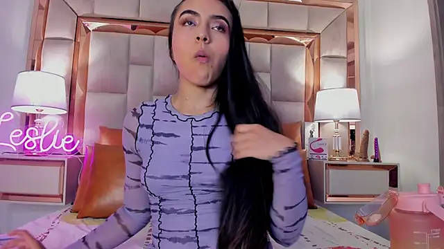 Snapshot of Leslie_Bussh_ chatting on October 8, 2025, 8:06 pm Leslie Bussh online show from October 8, 2025, 8:06 pm