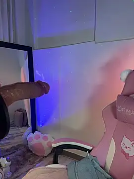 ashlynnlowe  online show from April 5, 2026, 10:18 pm