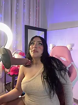 ashlynnlowe  online show from April 8, 2026, 10:43 pm