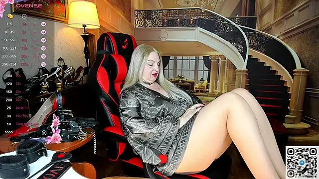 Nina Devillle online show from April 13, 2026, 4:40 am