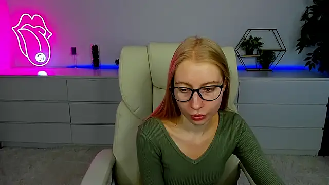 Alina Blonde online show from October 3, 2025, 12:02 pm