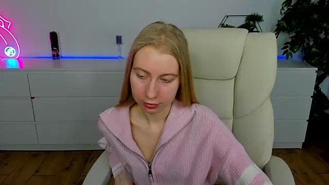 Snapshot of Alina_Blonde chatting on March 4, 2026, 6:41 am Alina Blonde online show from March 4, 2026, 6:41 am