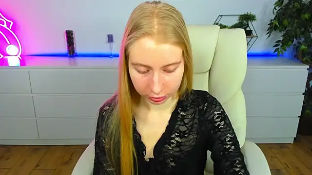 Snapshot of Alina_Blonde chatting on March 19, 2026, 6:39 am Alina Blonde online show from March 19, 2026, 6:39 am