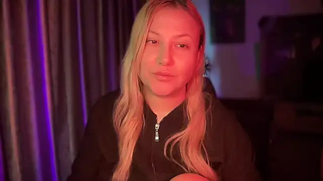 Snapshot of BikiHellena chatting on November 16, 2025, 10:54 am BikiHellena online show from November 16, 2025, 10:54 am