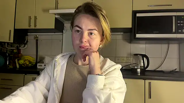 MartaLuna  online show from April 7, 2026, 9:37 pm