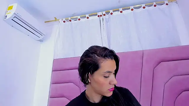 miajhonsonx online show from February 24, 2026, 8:07 pm