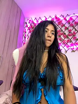 Snapshot of RaquelOficial chatting on October 16, 2025, 8:21 pm RaquelOficial online show from October 16, 2025, 8:21 pm