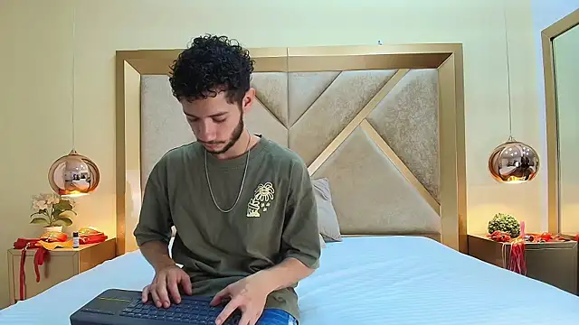 Snapshot of EthanCollen chatting on October 1, 2025, 10:05 pm EthanCollen online show from October 1, 2025, 10:05 pm