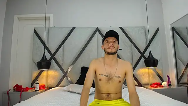 Snapshot of EthanCollen chatting on October 17, 2025, 11:40 pm EthanCollen online show from October 17, 2025, 11:40 pm