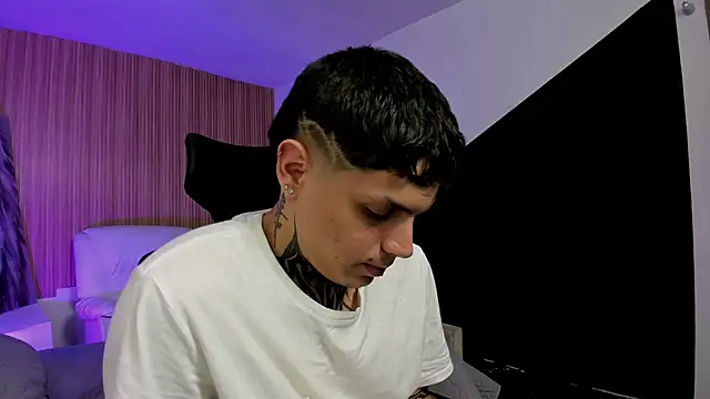 Snapshot of Declan-Fox chatting on September 25, 2025, 3:32 am Declan-Fox online show from September 25, 2025, 3:32 am