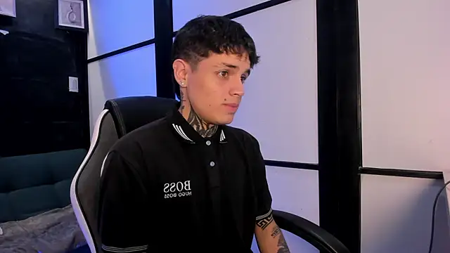 Snapshot of Declan-Fox chatting on October 5, 2025, 12:14 pm Declan-Fox online show from October 5, 2025, 12:14 pm