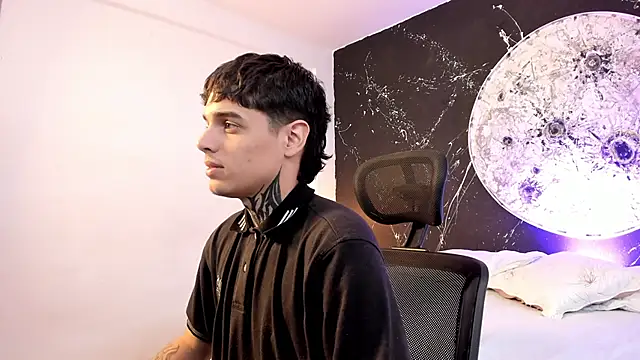 Snapshot of Declan-Fox chatting on October 12, 2025, 12:15 pm Declan-Fox online show from October 12, 2025, 12:15 pm