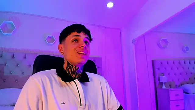 Snapshot of Declan-Fox chatting on October 18, 2025, 4:48 am Declan-Fox online show from October 18, 2025, 4:48 am