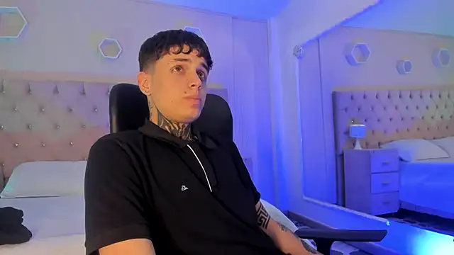 Snapshot of Declan-Fox chatting on October 19, 2025, 4:35 am Declan-Fox online show from October 19, 2025, 4:35 am