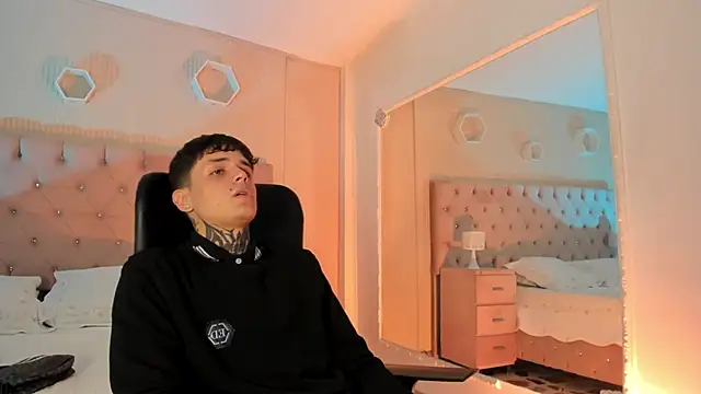 Snapshot of Declan-Fox chatting on October 27, 2025, 4:05 am Declan-Fox online show from October 27, 2025, 4:05 am