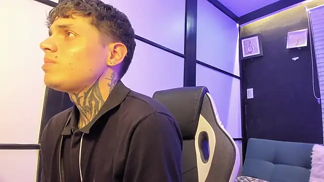 Snapshot of Declan-Fox chatting on October 31, 2025, 2:12 am Declan-Fox online show from October 31, 2025, 2:12 am